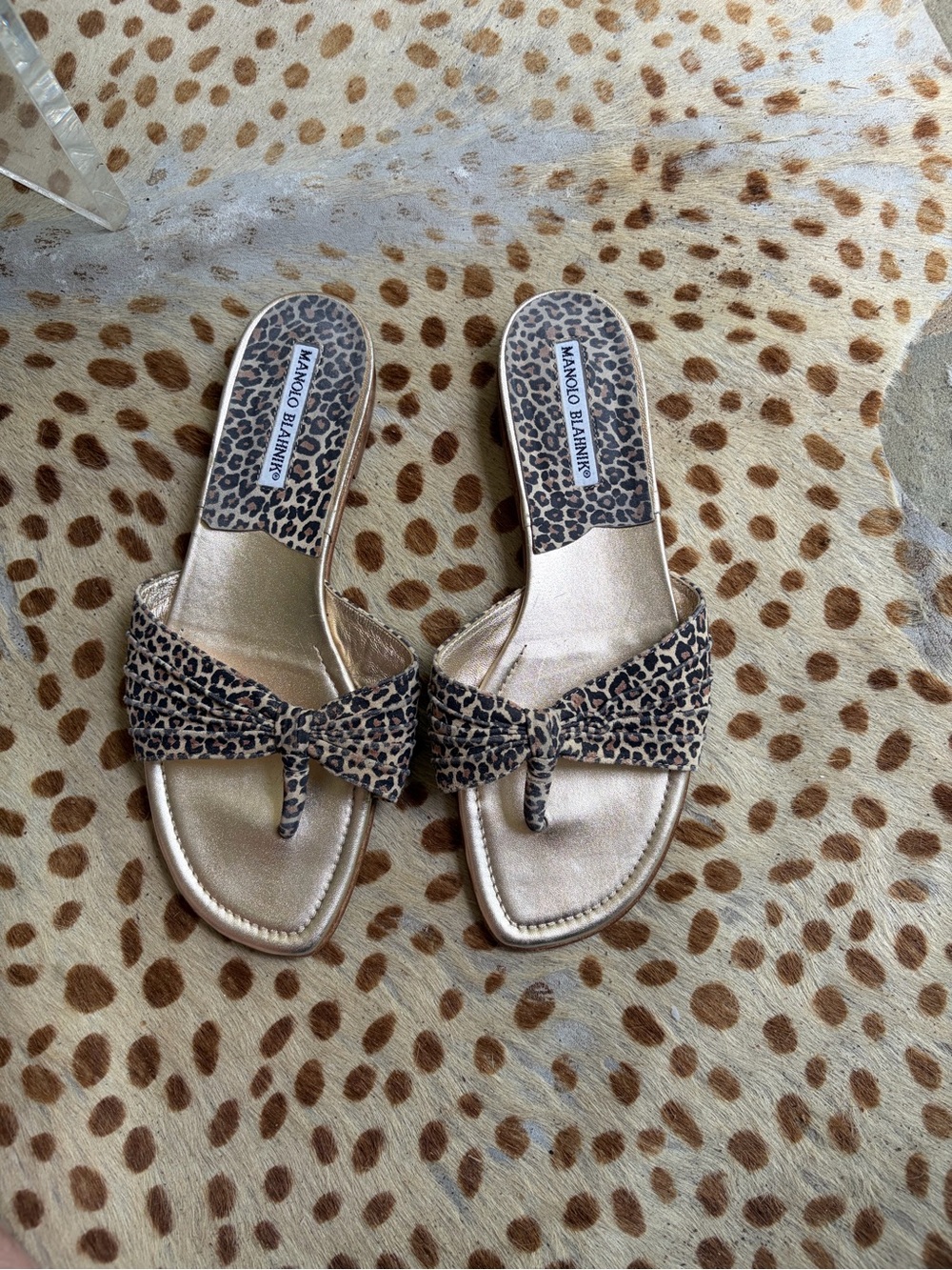 MANOLO BLAHNIK
Leopard Print Suede Flat Thong Sandals Size 38 1/2
